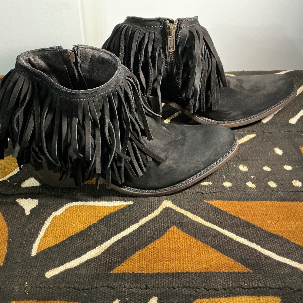 Boots - Picture 3 of 11